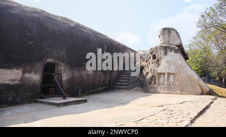 Ingresso sul retro delle grotte di Barabar, Jahanabad, Bihar, India Foto Stock