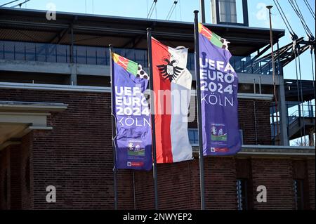 Colonia, Germania. 28th Feb, 2023. La bandiera del Campionato europeo di Calcio 2024 - ufficialmente UEFA EURO 2024 Colonia - e la bandiera della città di Colonia con stemma vola davanti allo Stadio RheinEnergie Credit: Horst Galuschka/dpa/Alamy Live News Foto Stock