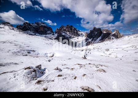 Paesaggio alpino roccioso della principale fascia delle Dolomiti di Brenta, innevato dopo la nevicata autunnale. Foto Stock