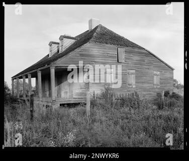 Casa, piccolo, tetto a fianchi, strade nuove vic., Point Coupee Parish, Louisiana. Carnegie Survey of the Architecture of the South. Stati Uniti, Louisiana, Point Coupee Parish, New Roads vic, edifici abbandonati, Colonne, dormitori, recinzioni, Case, palchi edifici, Tetti. Foto Stock