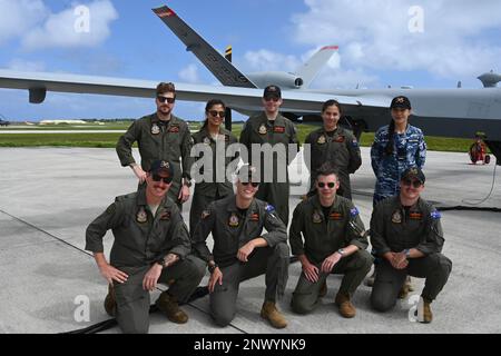 I membri della Royal Australian Air Force del 35th Squadron posano per una foto con gli Stati Uniti Air Force 119th Wing mq-9 Reaper durante Cope North presso la base dell'aeronautica militare Andersen, Guam, 20 2023 febbraio. Cope North 23 promuove le relazioni tra gli Stati Uniti e con i nostri alleati regionali attraverso la formazione insieme attraverso tattiche, tecniche e procedure condivise per integrare meglio le capacità di difesa multinazionale. Foto Stock