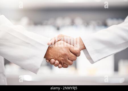 Primo piano, stretta di mano e medici con collaborazione, ricerca e partnership per l'assistenza sanitaria. Zoom, mano e scienziati con accordi, lavoro di squadra per Foto Stock
