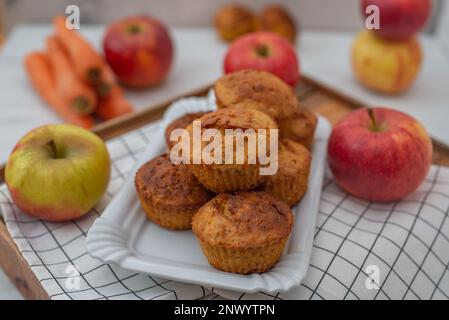 muffin alle carote di mele Foto Stock