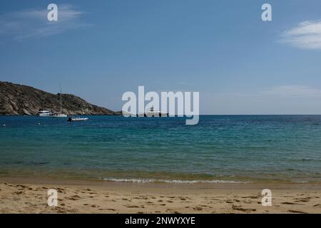 IOS, Grecia : 29 maggio 2021 : Vista di varie barche, barche a vela e yacht alla bellissima spiaggia di Mylopotas in Grecia iOS Foto Stock