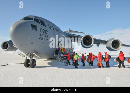 230204-N-NX070-1078 membri della Joint Task Force-Support Forces Antartide (JTF-SFA) e del United States Antartic Program (USAP) a bordo di un C-17A Globemaster III del 304th Expeditionary Airlift Squadron di Phoenix Field, una pista di ghiaccio compattata a McMurdo Station, Antartide. JTF-SFA supervisiona le attività dei servizi congiunti e fornisce il supporto del Dipartimento della Difesa alla National Science Foundation (NSF) e all'USAP attraverso l'operazione Deep Freeze. Foto Stock