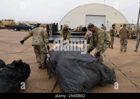 FORT HOOD, Texas. – STATI UNITI I soldati dell'esercito della sede centrale e della sede centrale della Società 11th Field Hospital, 9th Hospital Center, 1st Medical Brigade si preparano a predisporre le attrezzature per l'allestimento delle tende per l'esercizio di tenda dell'unità (TENTEX) a Fort Hood, 30 gennaio 2023. Il TENTEX è di testare le capacità e la prontezza dei soldati del HHC 11th Field Hospital, 9th Hospital Center, 1st Medical Brigade, esercitando le capacità dei soldati di costruire un aereo tenda ospedale da campo. Foto Stock