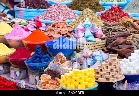 Prodotti biologici in fiera etnica araba a Marrakech, Marocco. Vari tipi di condimenti e beni preziosi messi in cesti wattled fatti a mano Foto Stock