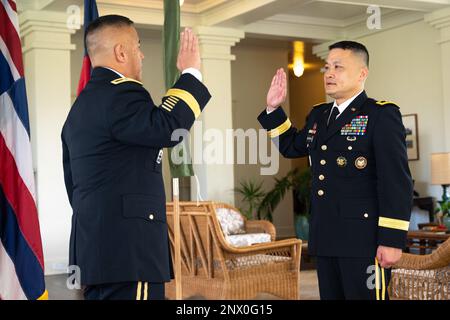 STATI UNITI Il generale dell'esercito Kenneth S. Hara, Hawaii Adjutant General, amministra il giuramento di incarico al generale Roy Macaraeg durante la sua cerimonia di promozione a Washington Place, Honolulu Hawaii, 2 febbraio 2023. Foto Stock