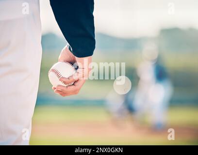 Giocatore di baseball, palla e atleta o brocca mano in una partita competitiva o partita sul campo sportivo per l'allenamento. Primo piano, sportivo e persona Foto Stock