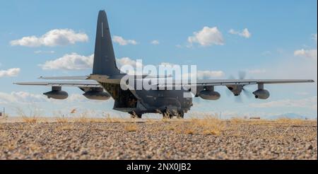 I Loadmaster dello Squadron delle operazioni speciali 415th si preparano a caricare le attrezzature durante un'esercitazione a caduta rapida di offload di combattimento presso la base dell'aeronautica militare di Kirtland, New Mexico, 25 gennaio 2023. L'esercizio di formazione esiste per mantenere i loadmaster competenti nelle loro capacità di scaricare le forniture durante una situazione di emergenza. Foto Stock