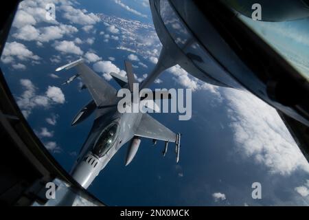 NEGLI STATI UNITI Air Force F-16cm Fighting Falcon assegnato alla 35th Fighter Wing riceve carburante da un KC-135 Stratotanker assegnato alla 909th Air Refuelling Squadron su Hokkaido, Giappone, 27 gennaio 2023. Il modello KC-135 offre una capacità di rifornimento aereo globale per supportare gli aerei congiunti e di coalizione in tutta la regione dell'Indo-Pacifico. Foto Stock