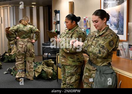 Tecnico. Maluisa Dixon e 2nd Lt. Mallory Fichera, supervisionatori di esercizio, valutano Airmen che indossano attrezzi MOPP durante un esercizio chimico, biologico, radiologico e nucleare (CBRN) presso la base aeronautica di Little Rock, Arkansas, 16 febbraio 2023. Gli ingranaggi MOPP sono progettati per proteggere gli Airmen dalla contaminazione da minacce e/o attacchi CBRN. Foto Stock