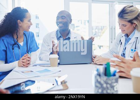 Assistenza sanitaria, riunioni e medici sul laptop per la ricerca, la pianificazione e l'innovazione chirurgica in ospedale. Dottore, squadra ed esperti di salute brainstorming Foto Stock