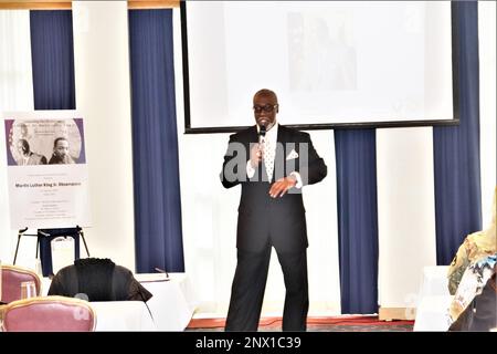 L'oratore Marcus Gentry presenta Martin Luther King Jr. Il 19 gennaio 2022 al McCoy's Community Center for the 2023 Fort McCoy, Wisconsin, Martin Luther King Jr Osservanza del giorno. Il gentry ha dato una presentazione eccellente circa molte cose che rappresentano la memoria, la storia e il significato della vita di MLK Jr. Gentry è il fondatore della RESPECT Academy. È innovatore, relatore e consulente. Secondo il suo sito web, www.marcusgentry.com, la RESPECT Academy è “un’organizzazione di servizi web-based che utilizza il metodo socratico dell’insegnamento, del coaching e dell’empowerment creativo st Foto Stock