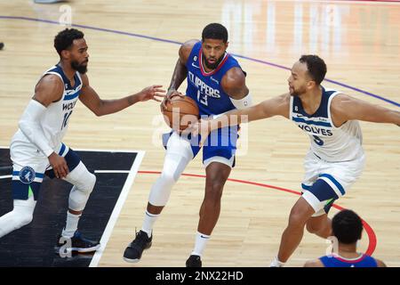 Los Angeles, Stati Uniti. 28th Feb, 2023. Los Angeles Clippers in avanti Paul George (C) guida tra la guardia Minnesota Timberwolves Mike Conley (L) e Kyle Anderson (R) durante una partita NBA. Timberwolves 108:101 Clippers (Photo by Ringo Chiu/SOPA Images/Sipa USA) Credit: Sipa USA/Alamy Live News Foto Stock