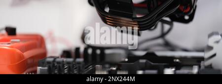 Il tecnico installa un refrigeratore raffreddato ad aria sul processore per PC desktop Foto Stock