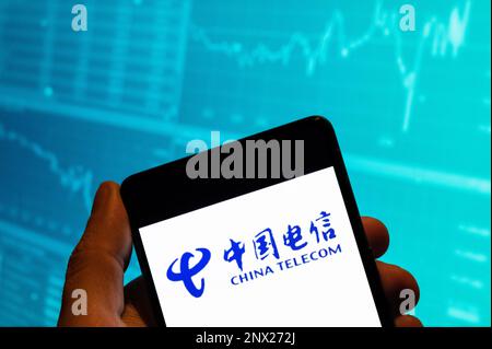 Cina. 19th Feb, 2023. In questa foto, il logo China Telecom, società cinese di telecomunicazioni di proprietà statale, viene visualizzato su uno smartphone con un grafico dell'indice di borsa economica sullo sfondo. Credit: SOPA Images Limited/Alamy Live News Foto Stock