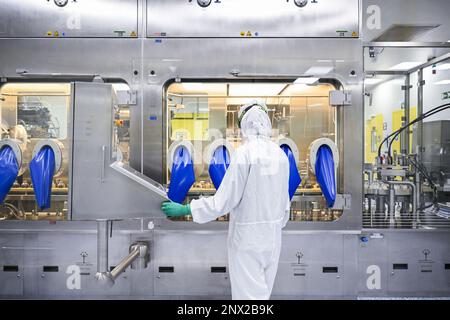 L'immagine mostra il laboratorio di produzione delle terapie al plasma Takeda Biotech Manufacturing Site nelle Lessine, in occasione della Giornata Internazionale delle malattie Rare, martedì 28 febbraio 2023. Takeda Belgium, filiale della società farmaceutica giapponese Takeda, è una società biotecnologica specializzata nel trattamento delle malattie rare. FOTO DI BELGA LAURIE DIEFFEMBACQ Foto Stock