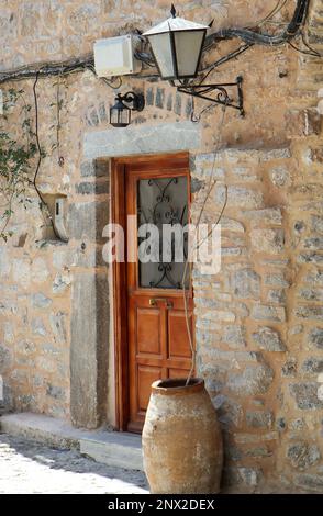 Old Greek Stone House presso lo storico villaggio di Mesta a Chios, Grecia Foto Stock