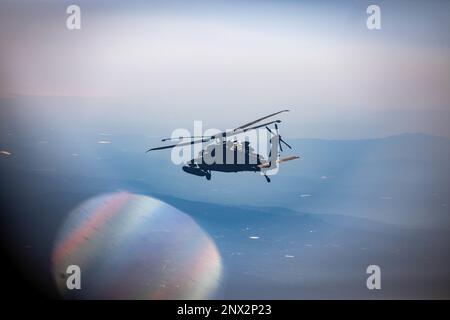STATI UNITI L'esercito UH-60 Blackhawk assegnato a 3rd battaglione, 501st reggimento dell'aviazione, brigata dell'aviazione di combattimento, 1st divisione corazzata (1AD CAB), vola verso Türkiye per partecipare agli aiuti umanitari e al soccorso in caso di disastri. La CABINA 1AD offre una capacità di sollevamento pesante a supporto diretto dell'USAID e degli sforzi di soccorso turchi, a coloro che sono stati colpiti dai terremoti nella base aerea di Türkiye Incirlik, Türkiye, 12 febbraio 2023. Foto Stock
