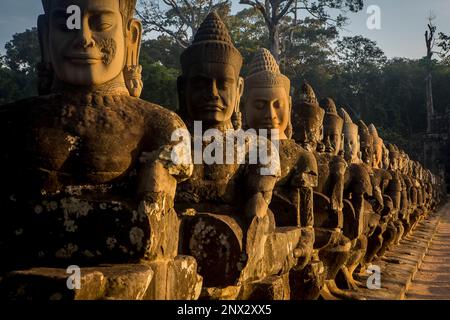 Dettaglio, statue di Asuras sul ponte della porta Sud, in Angkor Thom, Siem Reap, Cambogia Foto Stock