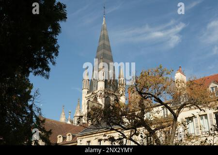 Torri di antica chiesa a Digione, Francia Foto Stock