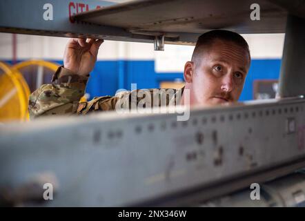 Un valutatore del gruppo di manutenzione 96th giudica il carico di armi F-16. Due squadre hanno gareggiato per vedere chi poteva caricare una GBU-38 e una AIM-9 sul loro jet il più veloce e con il minor numero di errori. Il vincitore è stato nominato 96th Test Wing Weapons Load Crew del trimestre. Foto Stock