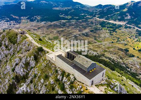 Montenegro. Parco Nazionale di Lovcen. Mausoleo di Negosh sul Monte Lovcen. Drone. Vista aerea. Punto di vista. Popolare attrazione turistica Foto Stock