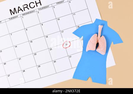 Concetto della Giornata Mondiale della tubercolosi con modello di organo polmonare e calendario di marzo Foto Stock