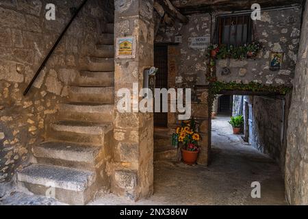 Caratteristici vicoli, passaggi coperti e scale della città medievale di Bolsena. Bolsena, provincia di Viterbo, Lazio, Italia, Europa Foto Stock