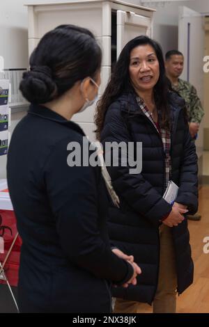 STATI UNITI Navy Ombudsman-at-Large Junifer Thomas parla con un membro dello staff della Robert M. Casey Medical Branch Clinic durante una visita di installazione presso la Marine Corps Air Station Iwakuni, Giappone, 10 febbraio 2023. Gli Stati Uniti La missione dei difensori civici della Marina militare è quella di sostenere le famiglie della Marina militare e il capo delle operazioni navali ha il compito di migliorare la preparazione della famiglia consigliandolo e il capo maestro Petty Officer della Marina su questioni che riguardano sia i marinai che le loro famiglie. Foto Stock