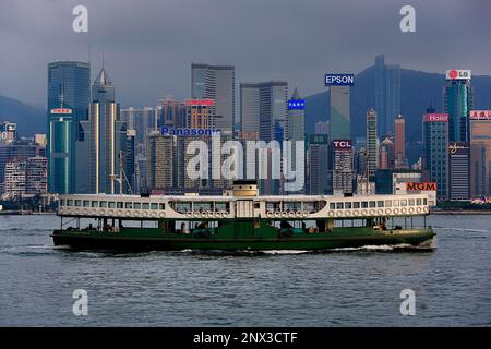 Il Traghetto Star in esecuzione in Victoria Harbour con skyline della città sullo sfondo,Hong Kong, Cina Foto Stock