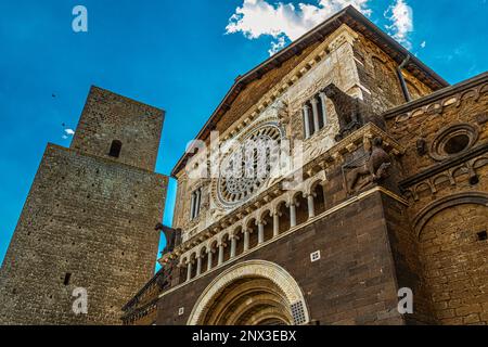 Dettagli architettonici del rosone bianco e della facciata della Basilica di San Pietro in Tuscania. Tuscania, provincia di Viterbo, Lazio, Italia Foto Stock