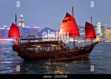 Tradizionale barca a vela nel Porto Victoria con skyline della città sullo sfondo,Hong Kong, Cina Foto Stock