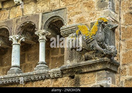 Dettagli architettonici del portale d'ingresso alla chiesa di Santa Maria maggiore. Toscana, provincia di Viterbo, Lazio, Italia, Europa Foto Stock