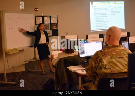 FORTE BELVOIR, Va. – Gli Army Retirement Services Officers (RSO) con la Guardia Nazionale dell'Armata hanno seguito un corso di certificazione qui dal 13 al 17 febbraio. Gli argomenti trattati includono tutto, dalla retribuzione ritirata al sito Web MyArmyBenefits, al piano di previdenza Survivor e al calcolo dei punti di previdenza militari. Foto Stock