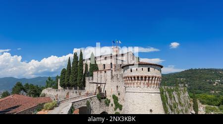 Vista panoramica sul drone della parte alta del castello storico della città di Brescia. Lombardia, Italia Foto Stock