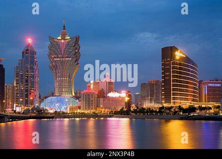 Skyline della città con la Bank of China Building, Grand Lisboa Hotel-Casino e Wynn Hotel-Casino,Macao,Cina Foto Stock