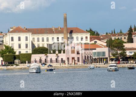 ROVIGNO, CROAZIA - 17 MAGGIO 2022 edifici tradizionali della città vecchia da una distanza vicino al porto Foto Stock