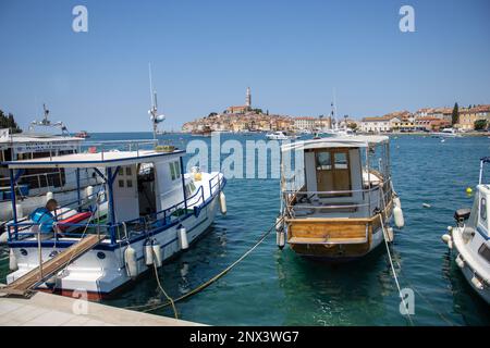 ROVIGNO, CROAZIA - 20 MAGGIO 2022 noleggio barche nel centro storico Foto Stock