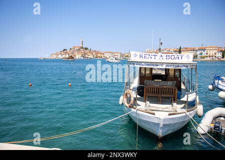 ROVIGNO, CROAZIA - 20 MAGGIO 2022 noleggio barche nel centro storico Foto Stock