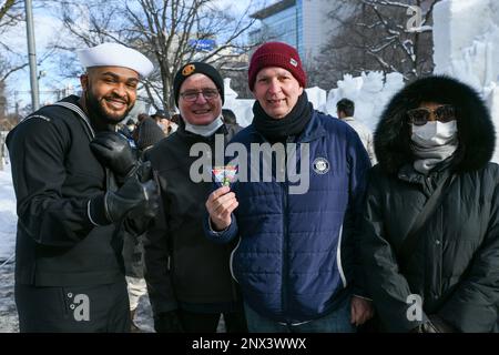 SAPPORO, Giappone (7 febbraio 2023) - Operations Specialist 2nd Class Daveon Fitzgerald, assegnato al Comandante Task Force Seven Two, dà una patch “Task Force 72” a un civile durante il 73rd° Festival annuale della neve di Sapporo. Questo è il 38th° anno in cui gli Stati Uniti Navy ha partecipato al festival, consentendo ai marinai un'opportunità unica di vivere la cultura e la tradizione giapponese rafforzando la stretta amicizia tra gli Stati Uniti Marina e i cittadini del Giappone. Foto Stock