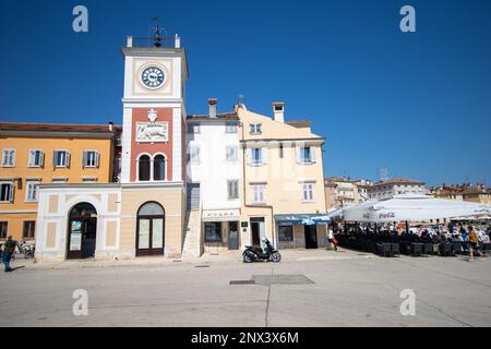 ROVIGNO, CROAZIA - 20 MAGGIO 2022 edifici intorno al vecchio mercato e piazza principale della città vecchia Foto Stock