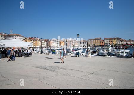 ROVIGNO, CROAZIA - 20 MAGGIO 2022 edifici intorno al vecchio mercato e piazza principale della città vecchia Foto Stock