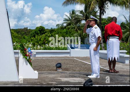 SUVA, Figi (31 gennaio 2023) ADM. John C. Aquilino, Comandante degli Stati Uniti Indo-Pacific Command, rende onore durante una cerimonia di posa della corona al National War Memorial nelle Figi. USINDOPACOM si impegna a rafforzare la stabilità nella regione Asia-Pacifico promuovendo la cooperazione in materia di sicurezza, incoraggiando lo sviluppo pacifico, rispondendo alle situazioni di emergenza, dissuadendo le aggressioni e, se necessario, lotta per vincere. Foto Stock