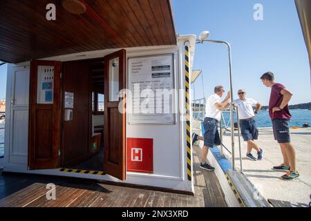 ROVIGNO, CROAZIA - 20 MAGGIO 2022 Island Hotel Katarina - capitano e equipaggio del traghetto Foto Stock