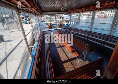 ROVIGNO, CROAZIA - 20 MAGGIO 2022 Island Hotel Katarina - traghetto attraccato al centro storico Foto Stock