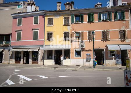 ROVIGNO, CROAZIA - 20 MAGGIO 2022 porte e finestre tradizionali degli edifici della città vecchia Foto Stock