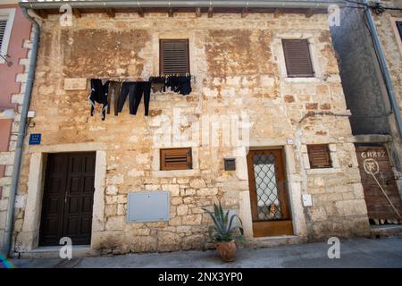 ROVIGNO, CROAZIA - 20 MAGGIO 2022 porte e finestre tradizionali degli edifici della città vecchia Foto Stock