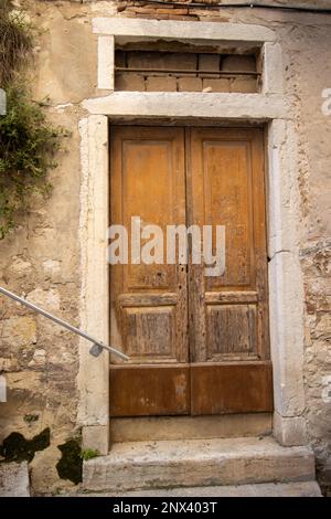 ROVIGNO, CROAZIA - 20 MAGGIO 2022 tradizionale porte doppie in legno nella città vecchia Foto Stock